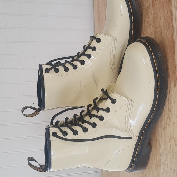 Dr Martens Women's 9 Cream Patent Leather Lace Up Boots 1460 - Picture 1 of 8
